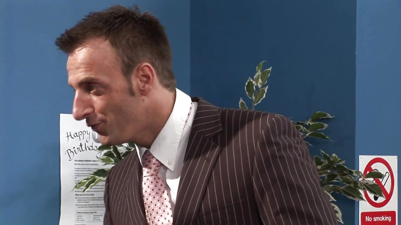 Elegantne kancelarijske drage su željne da je jebu dva gospodina