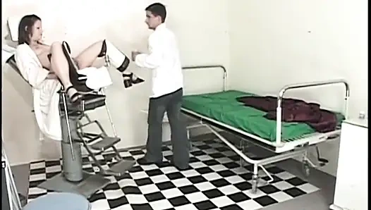 İki biseksüel erkek hemşire doktorda genç bir kızla yaramazlık yapıyor