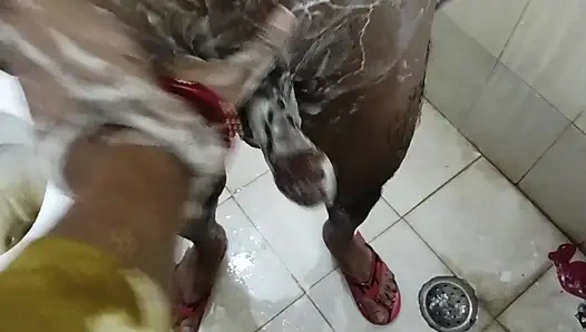 Kakak ipar india yang super semok bergabung sama devar di kamar mandi - seks terlarang dengan erangan keras"