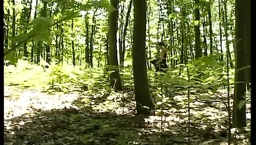 Sevimli esmer genç kız açık havada amını ovuyor