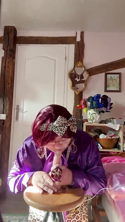 Dressed in a little leopard skirt to suck a dildo