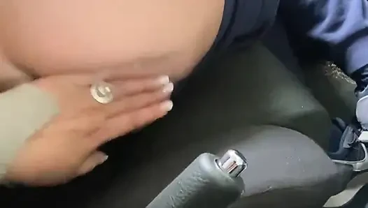 Трахаю пальцами его задницу в машине