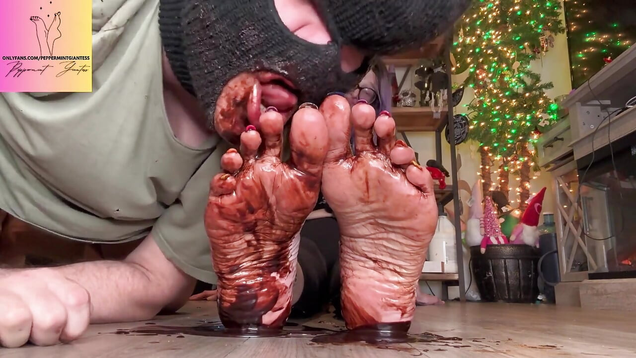Kích thước 16 feet sô cô la syrup tôn thờ - liếm họ footboy sạch sẽ
