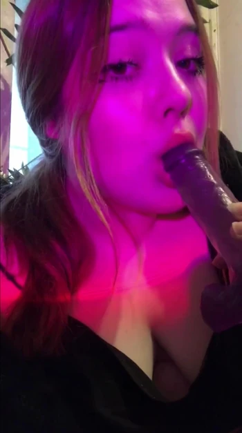 Děvka sladce saje ptáka