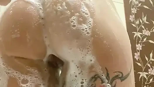 Pelacur mesum ini lagi nyuci tubuh aduhainya dengan busa di kamar mandi sambil ngentot lubang pantatnya