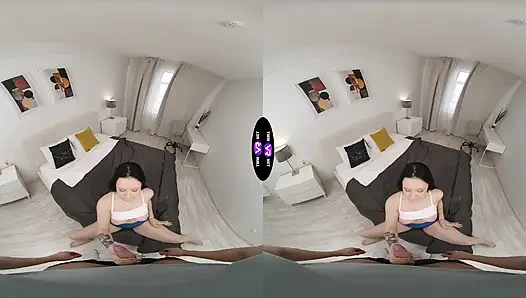 Rihanna Black роняет свое полотенце для утреннего сюрприза соседки - TeenMegaWorld