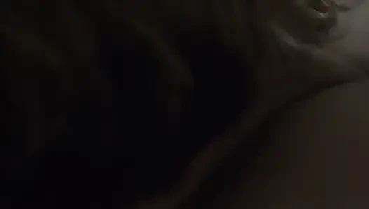 Приглашенная для траха со сводной пиздой имеет волосатую киску, которую вкусно лизать до влажности