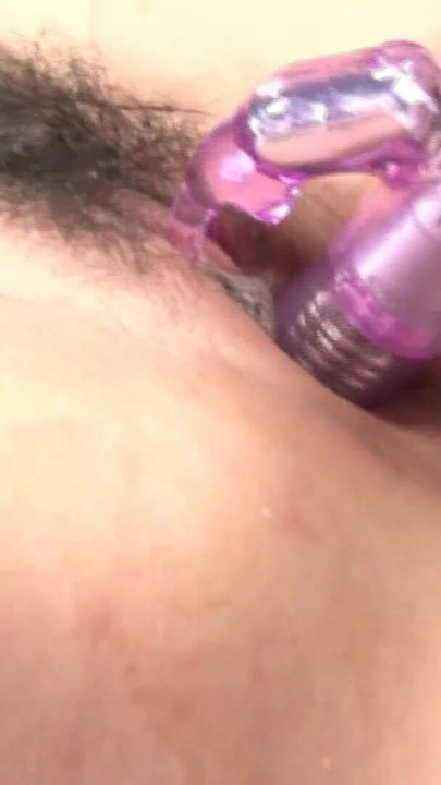Moment spectaculaire de « Une MILF japonaise excitée a plusieurs orgasmes avec squirt en se masturbant avec ses jouets sexuels »