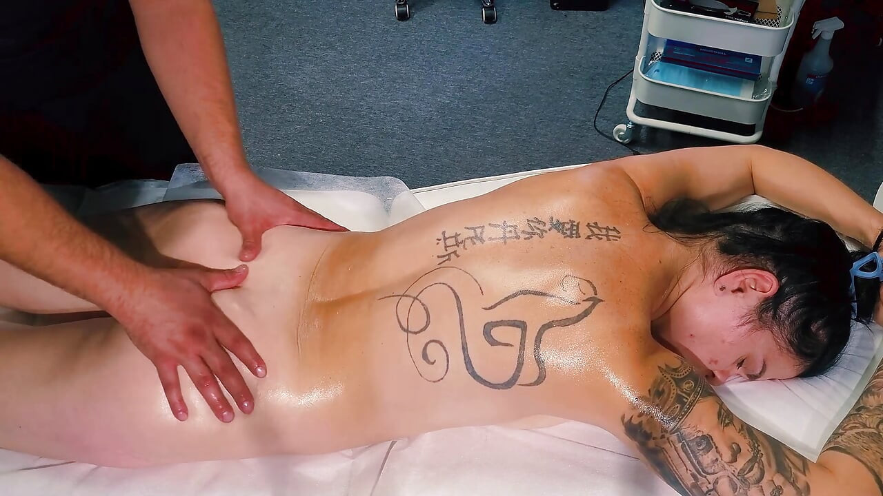 Sapık masör masajın sınırlarını zorluyor, ona bir oyuncak veriyor ve penisini ağzına sokuyor