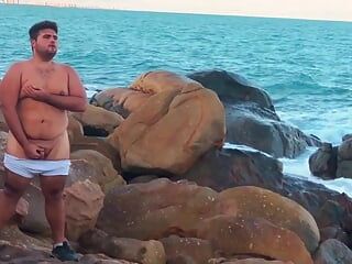 Gay amateur grassouillet se rend à la plage pour se masturber et montrer son cul