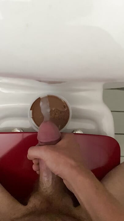 Adding some fresh cream to the dessert