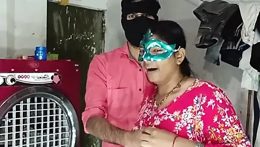 Göt amcık sikiyor yarak emiyor göğüslerini emiyor memeden süt emiyor ve domaltarak yarağa oturuyor ve doğrudan Hintçe seste yatıyor