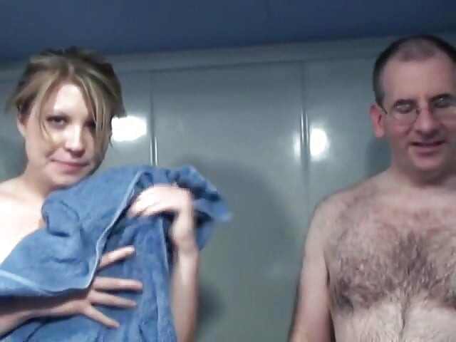 Schattige jonge Veronica Snow laat ons zien hoeveel ze van likken en pik zuigen houdt