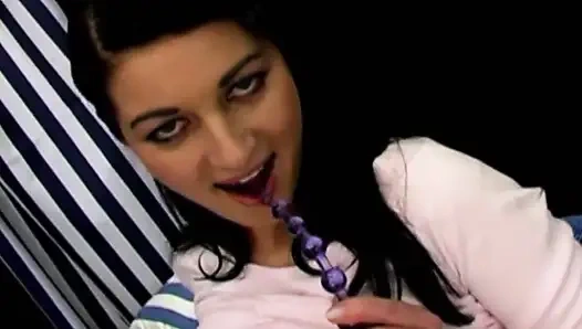 Buka lebar-lebar memek sempitmu yang basah, pelacur mungil. Aku pengen bang it Strong