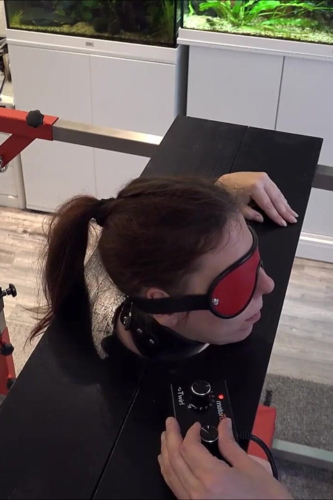 Köle, Direkte Savunmasız Sybian'da Orgazma Sürüklendi