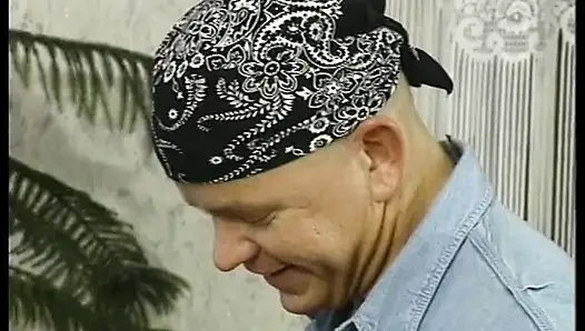 Тинка приходит к нему домой за кофе в любительском видео