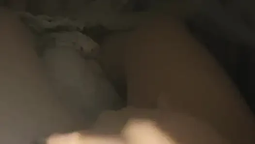 Seorang perawan mencoba masturbasi sendiri