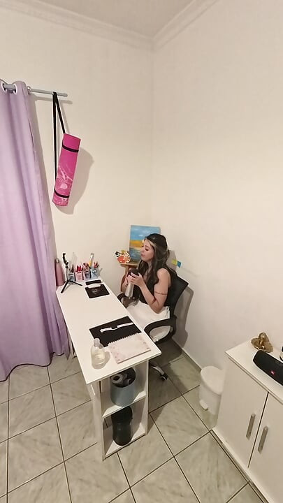 La madrastra se pone a cuatro patas para que su hijastro use su coño.