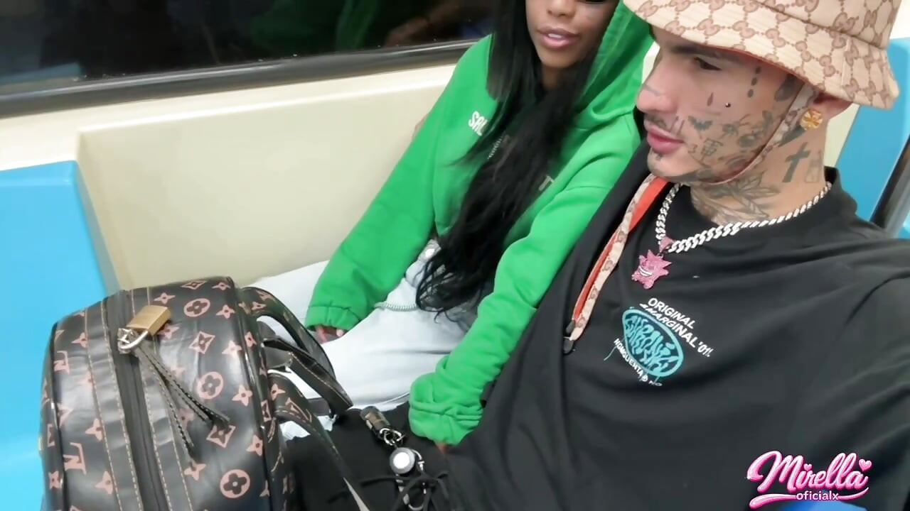 Ze kan het volumemarkering niet verdragen en heeft me de metro van São Paulo ingezoog