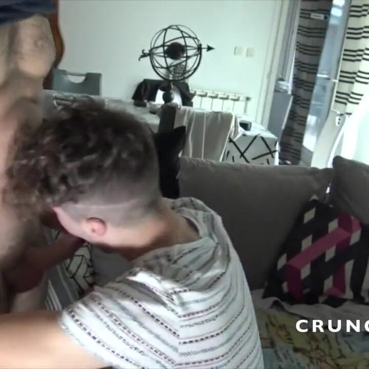 Une jeune jumelle sexy se fait baiser par son papa pour un casting