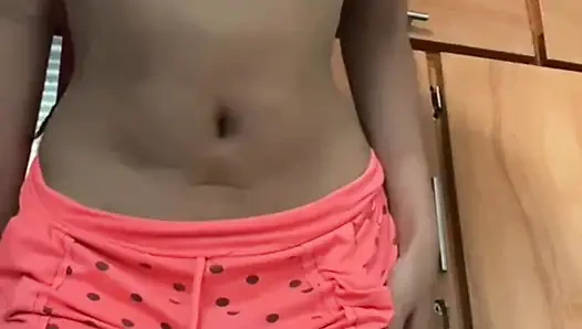Eine attraktive 18-jährige mit einer perfekten figur in einem echten amateurvideo