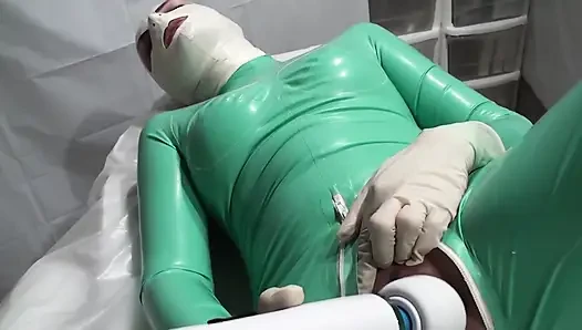 Latex danielle entspannt im krankenwagen