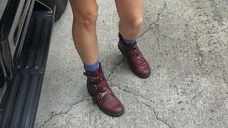 Une femme tatouée sexy avec des bottes, troisième partie