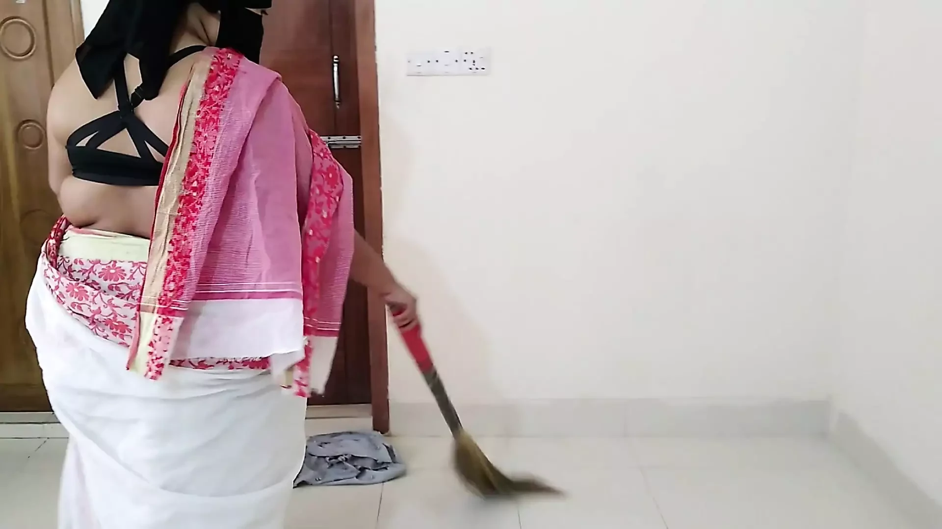Dost ke bade gand vale sexy mann jab ghar mein jhado laga rahe die tab mainne benutzen chod diya