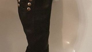 Pisse sur des bottes en cuir