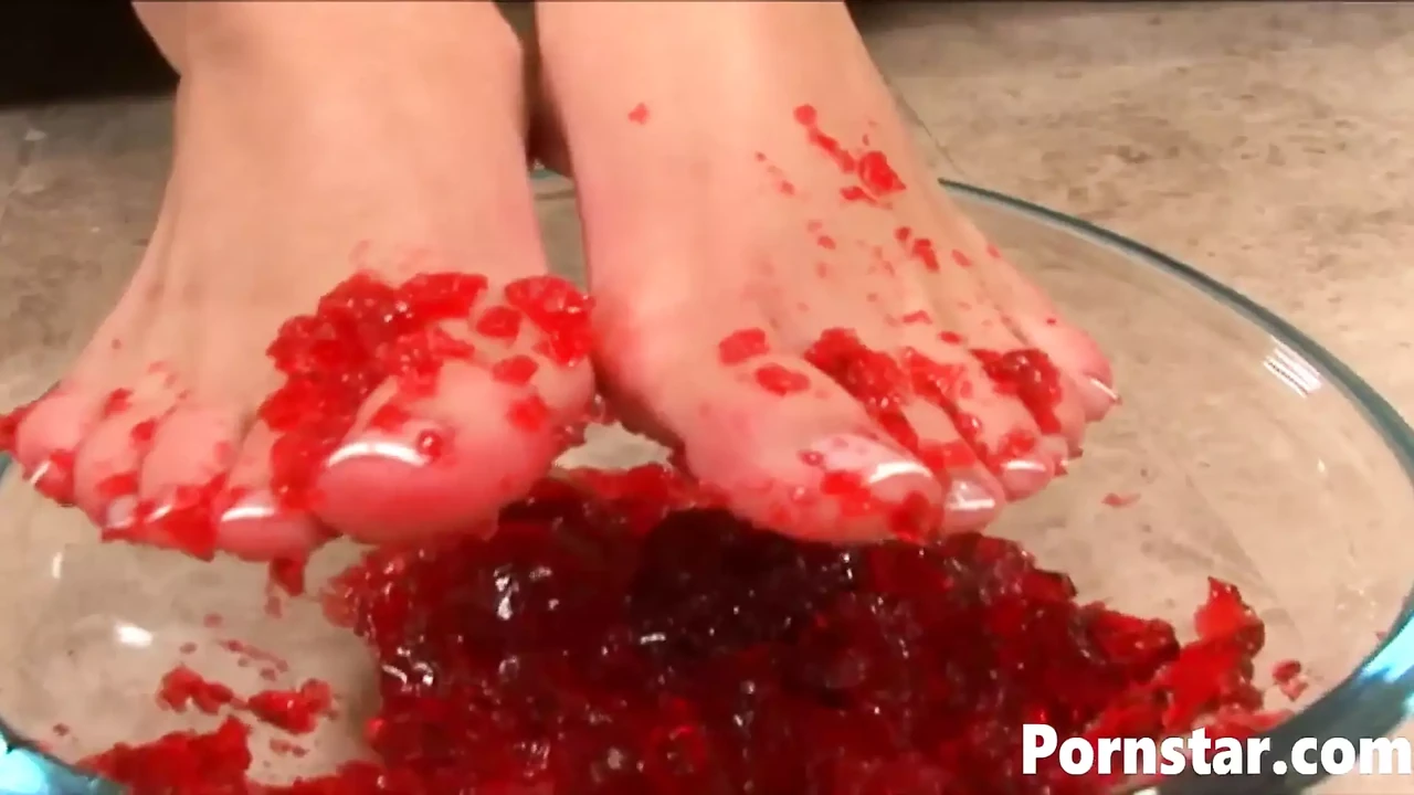 Teen Mckenzie Pierce trying her first foot fetish