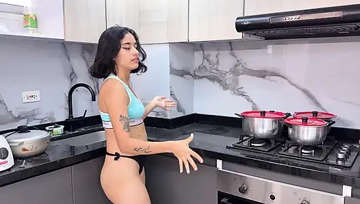 Aku mengelabui kalau tidak ada orang di rumah dan ngentot memek adik tiriku habis-habisan di dapur