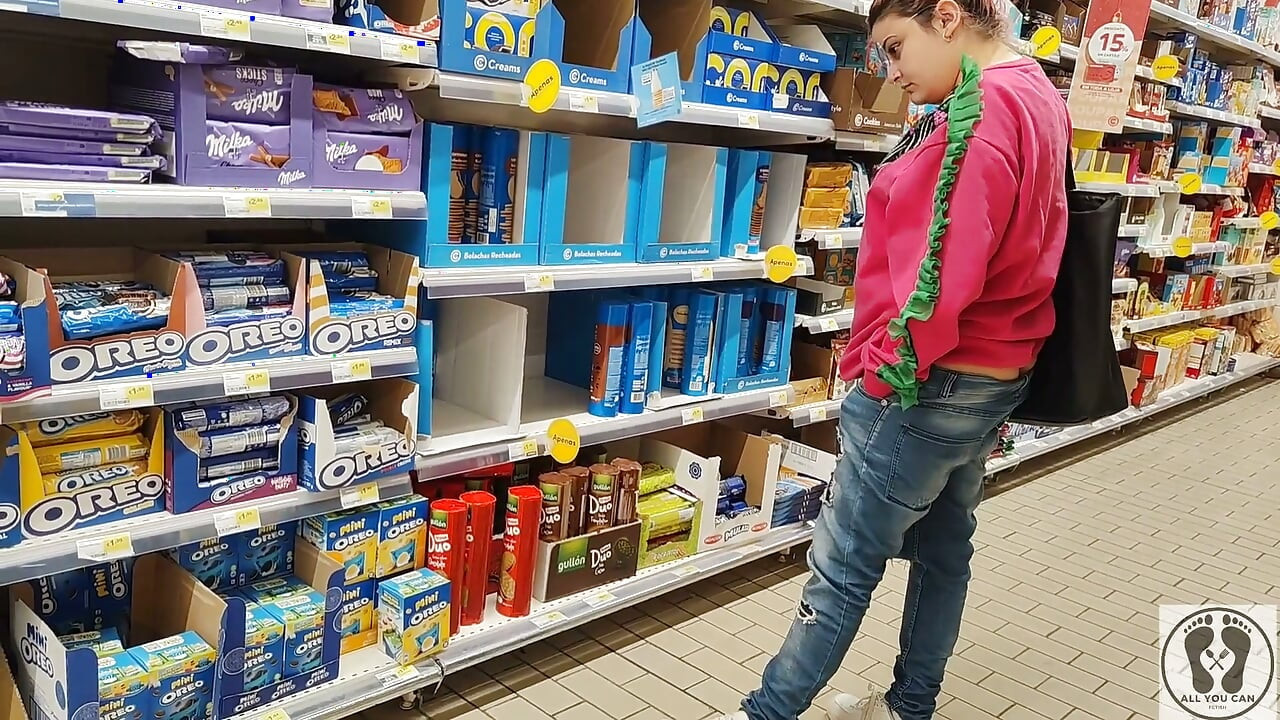 Loca Rebeca Addams en culo de jeans en el supermercado