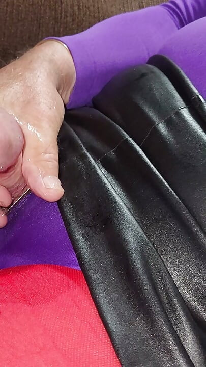 Cd, pov, komt twee keer klaar in mijn leren minirok en panty.