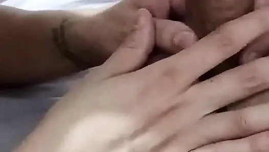Amatör çift ağzı dölle dolana kadar sakso çekiyor.