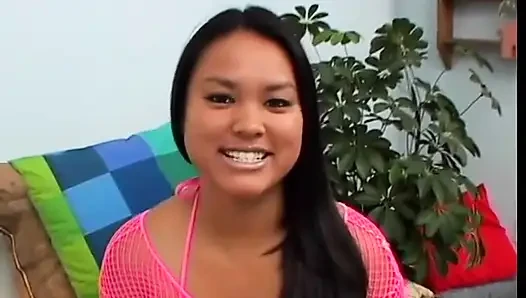 Nettes junges asiatisches mädchen liebt es, einem großen weißen schwanz einen pov-blowjob zu geben