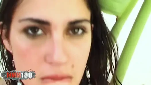 Kim french brunette kim lagi asik muasin memeknya pakai air dan dildo
