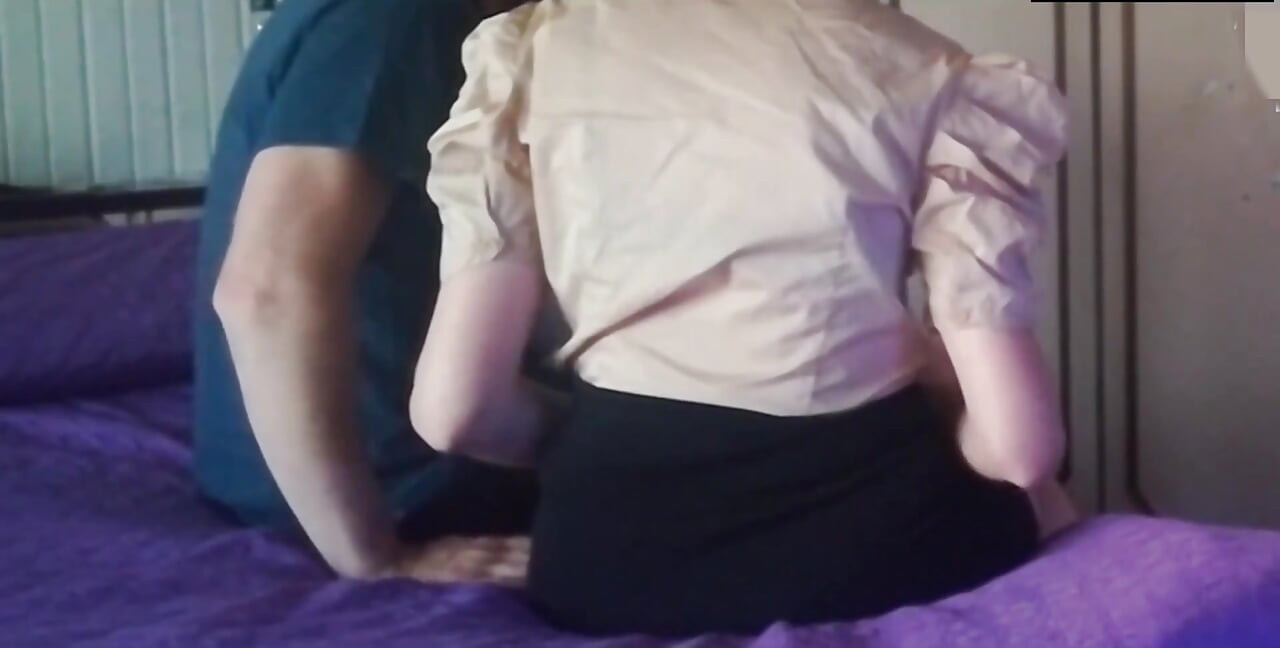 O secretară sexy îl fute pe șef și vrea promovare