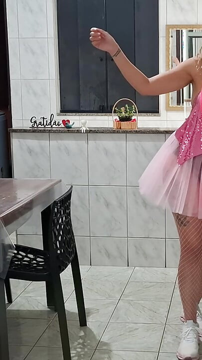 Pasierbica wraca do domu z karnawału wcześnie rano i robi loda.