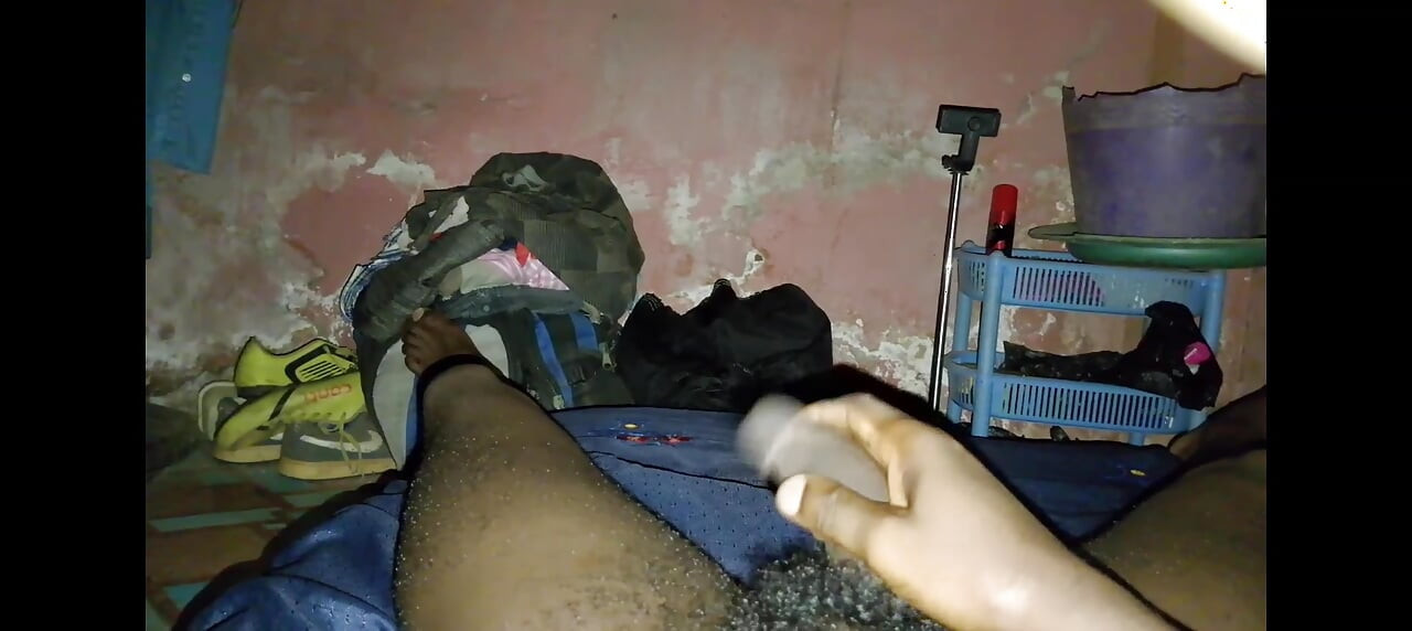 African Black Guy, Bobby Johnson, po prostu głaska i pieści swojego penisa przed kolanami dla zabawy