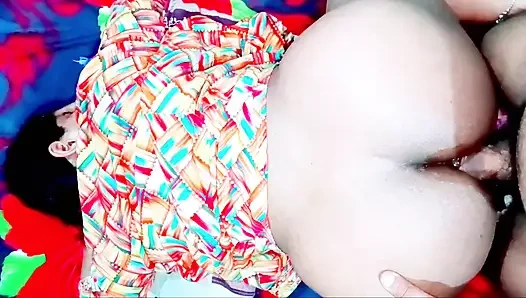 Я трахала тугую задницу Неха бхабхи раком, когда ее мужа не было дома. Бхабхи пососала мой хуй и начала кричать.