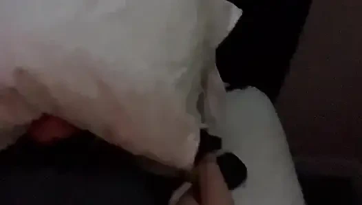 Bağlı ve gıdıklanıyor!
