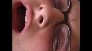 Harige milf masturbeert tot een orgasme