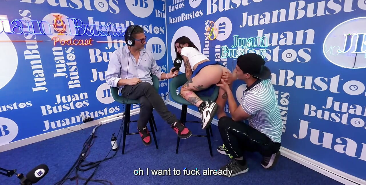 Blaze Rager le gusta el sexo anal duro con una polla enorme en el podcast de Juan Bustos