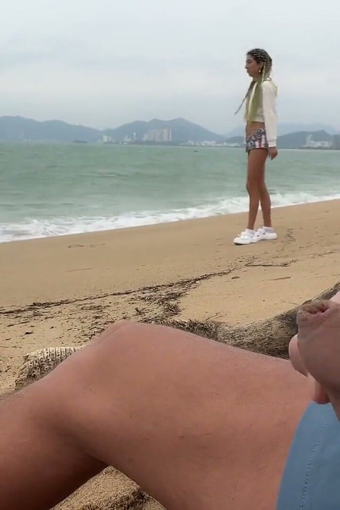 Widzę, że szarpiesz się do mnie i chcę ci pomóc spust! - Kutas miga na otwartej plaży