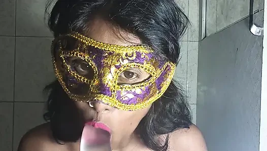 Indische ehefrau spielt mit dildo