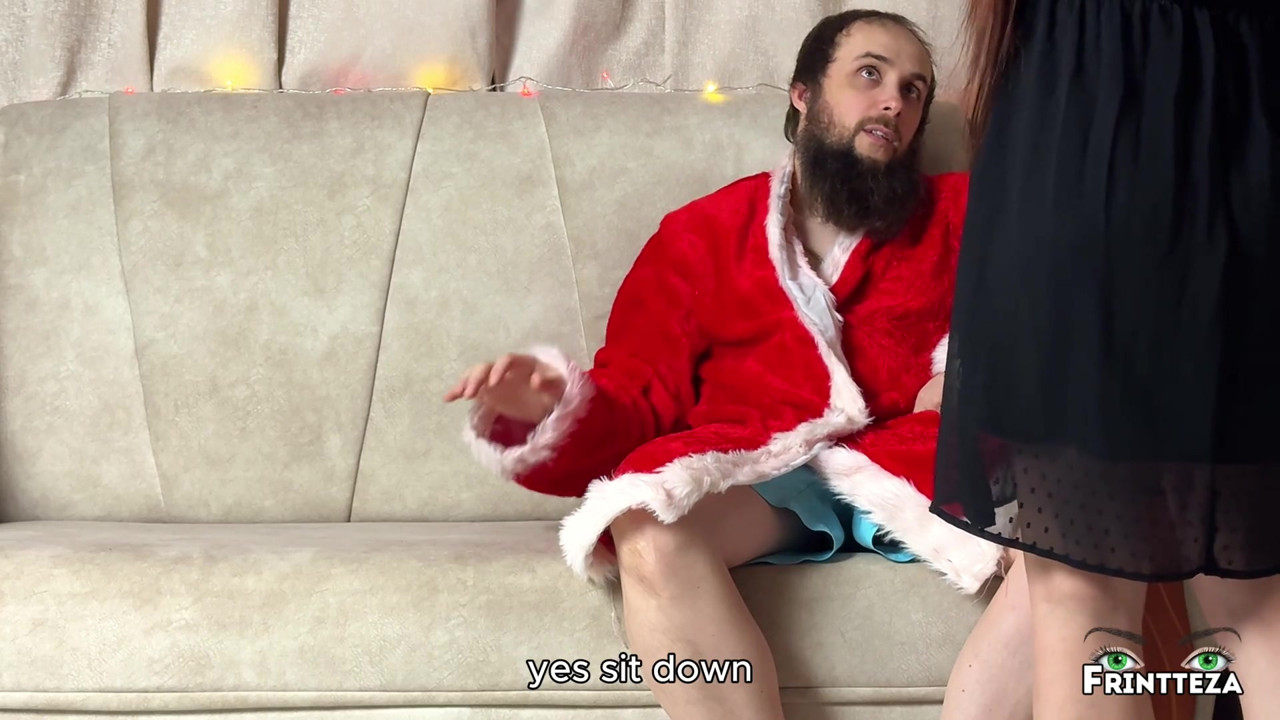 継母と継息子がクリスマスにソファを共有している