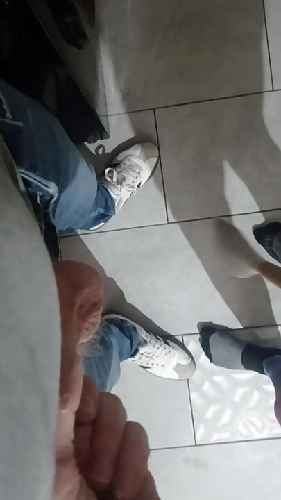 Yarak ve taşaklar spatula ile sert atıyor