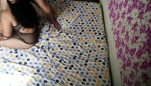 Seksi iç çamaşırlı olgun maske gırtlağına kadar alıyor