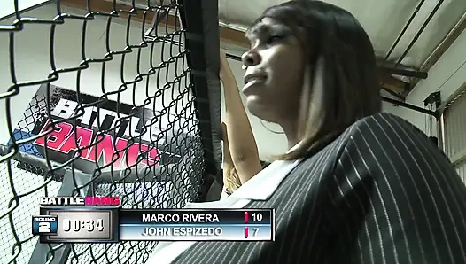 Ebenholz-schätzchen genießt es, den schwanz eines typen im ring zu befriedigen