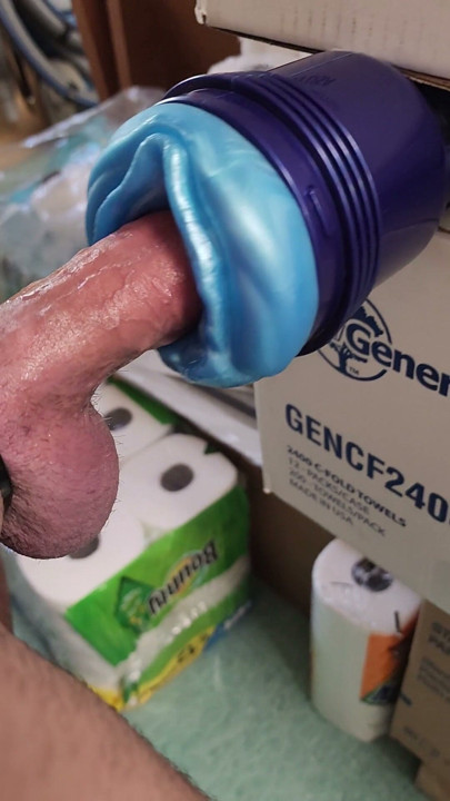 Big throbbing mushroom tipped Italian cock fucking alien pussy sex toy | Clip 1